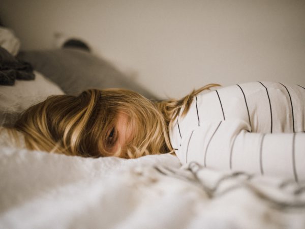 carga mental mujer tumbada en la cama